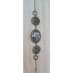 Fille au parapluie ovale chaine 4 engrenages de Laure Phelipon